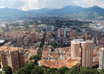 Panoramic of Antioquía, Sabaneta, El Retiro, Colombia showing apartment buildings in the foreground and mountains in the distance