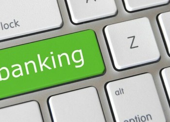 A bright green banking button on a computer in Panama