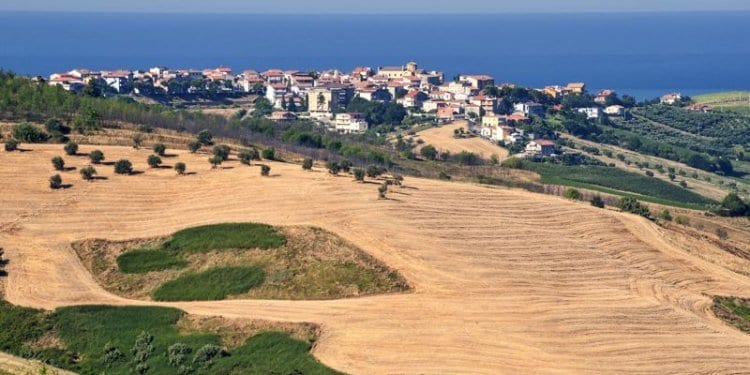 abruzzo italy rolling fields