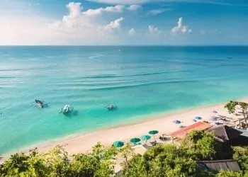 Best places to retire in Indonesia. Image of beach with clear blue sea