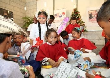panamanian children with some christmas presents
