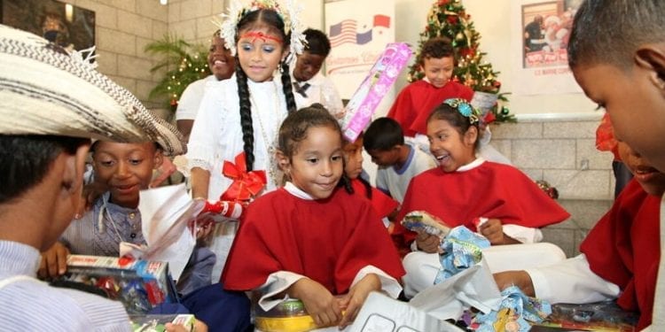 panamanian children with some christmas presents