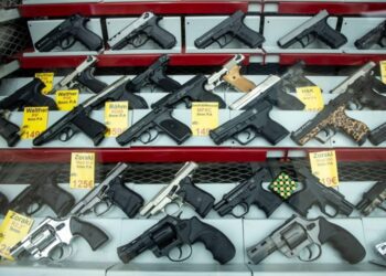 Display of a weapon shop with freely saleable weapons, replicas, alarm guns