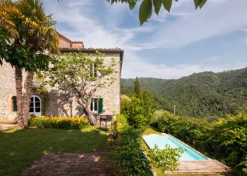 Beautiful Italian farmhouse in Tuscany surrounded by nature with a large garden