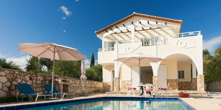 Luxurious villa with pool