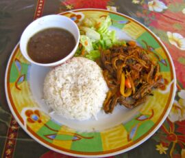 A traditional Panamanian meal of rice and ropa vieja.